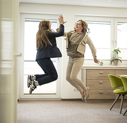 Foto von Mitarbeitern beim Karrieresprung