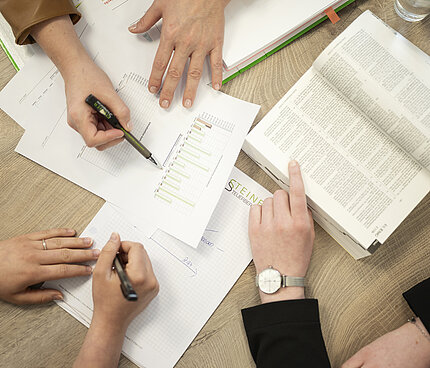 Foto von Besprechungsunterlagen Steuerberatung